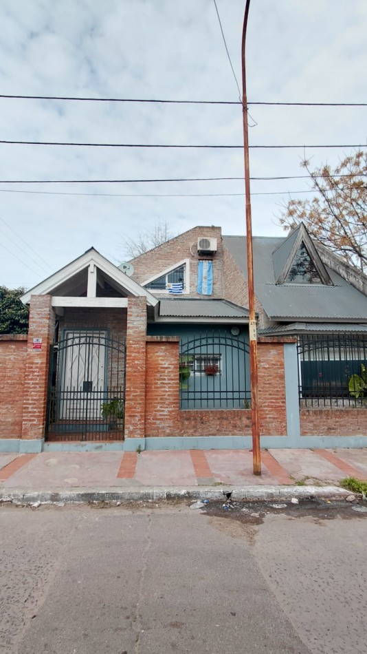 VENTA CASA 4 AMBIENTES EN GONZALEZ CATAN