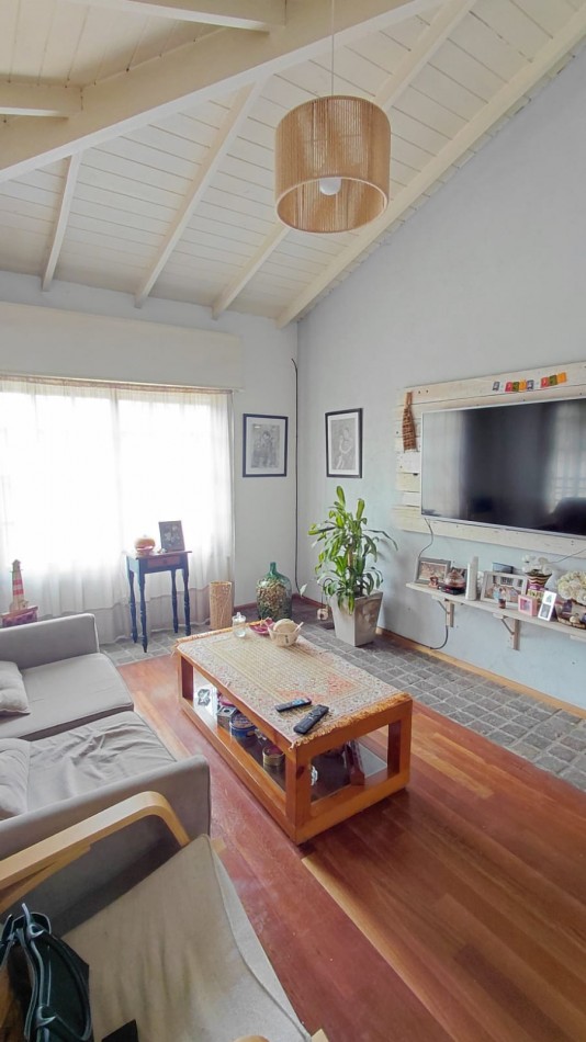 VENTA CASA 4 AMBIENTES EN GONZALEZ CATAN